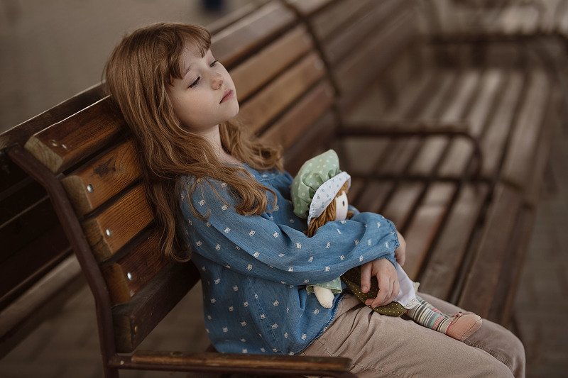 девочка кукла тряпичная лавочка зал задумчивость деревянная лавочка вокзал зал ожиданияphoto preview