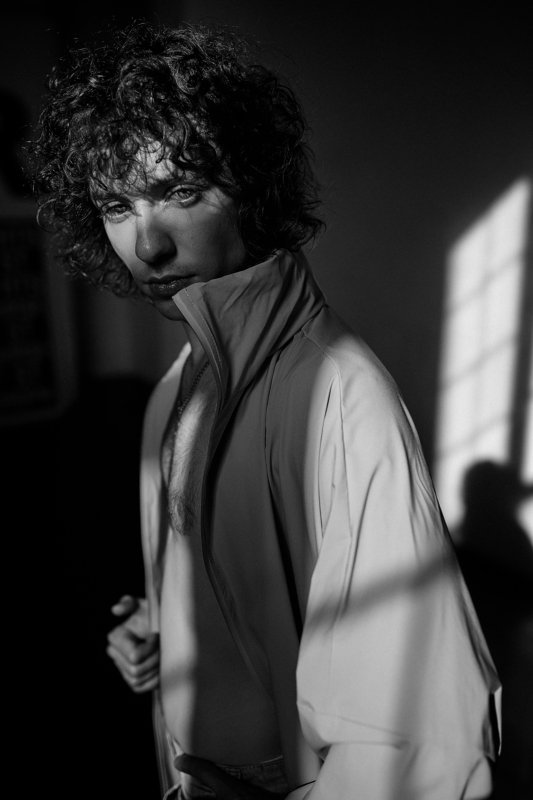 портрет, студия, чб Артемphoto preview