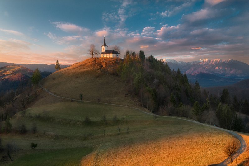 вечер, закат, холмы, горы, церковь, Словения Дорожка вьётся и бежит куда-то вдаль, за горизонт.. photo preview