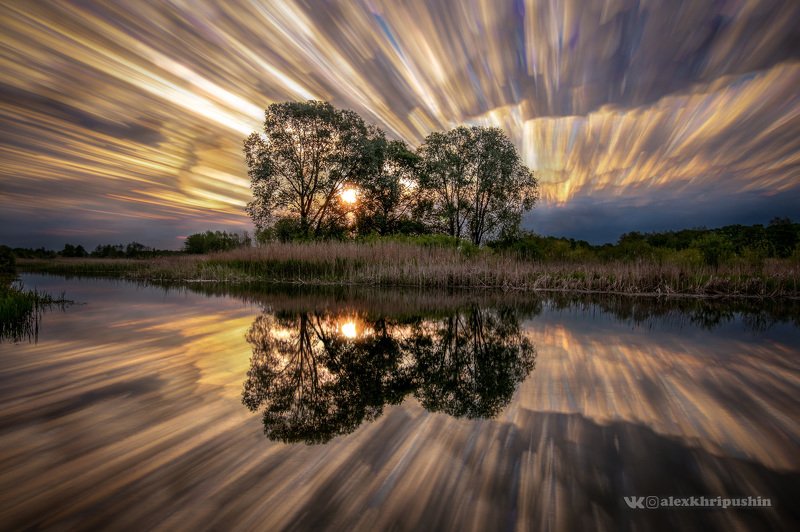 #sunrise, #dawn, #morning, #sunlight, #landscape, #nature, #river, #clouds, #longexposure Golden sunrisephoto preview