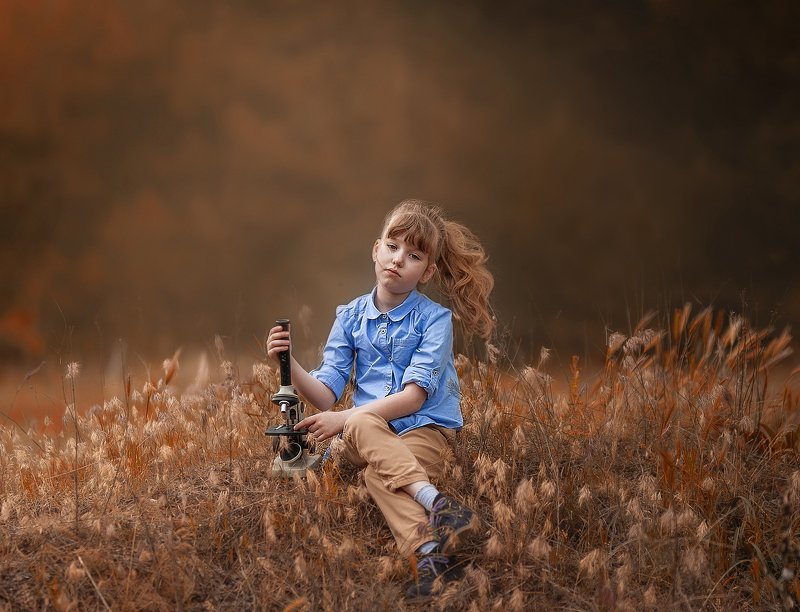 девочка детство ребенок природа микроскоп исследователь ветер исследователь.photo preview