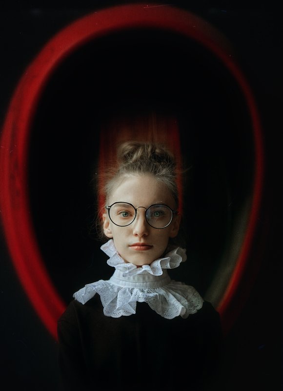 портрет, девушка, взгляд, очки, глаза Заземлениеphoto preview