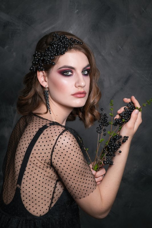Девушка бьюти гламур черный ягоды макияж Девушка с черными ягодамиphoto preview