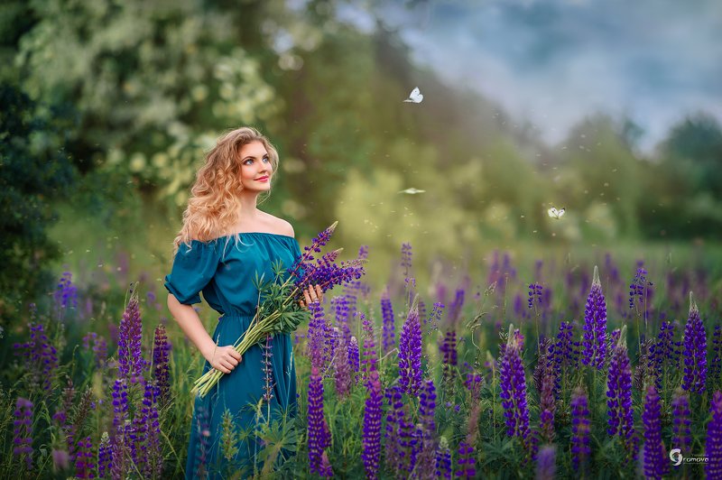 девушка, люпины, облака, зелень, весна, май Перед грозой фото превью