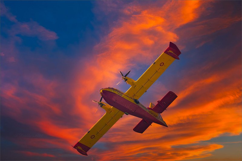 гидросамолёт, небо, облака, закат Против огняphoto preview