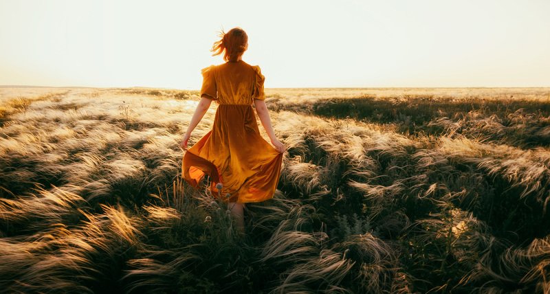 Ковыль, девушка, море, платье, ветер, степь, солнце, травы На берегу Бархатного моряphoto preview