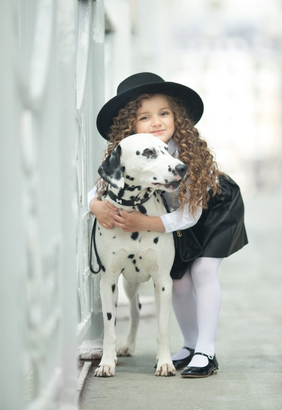 долматинец, дети, детский фотограф, детский портрет, девочка, лето, собака,  С долматинцем в обнимкуphoto preview