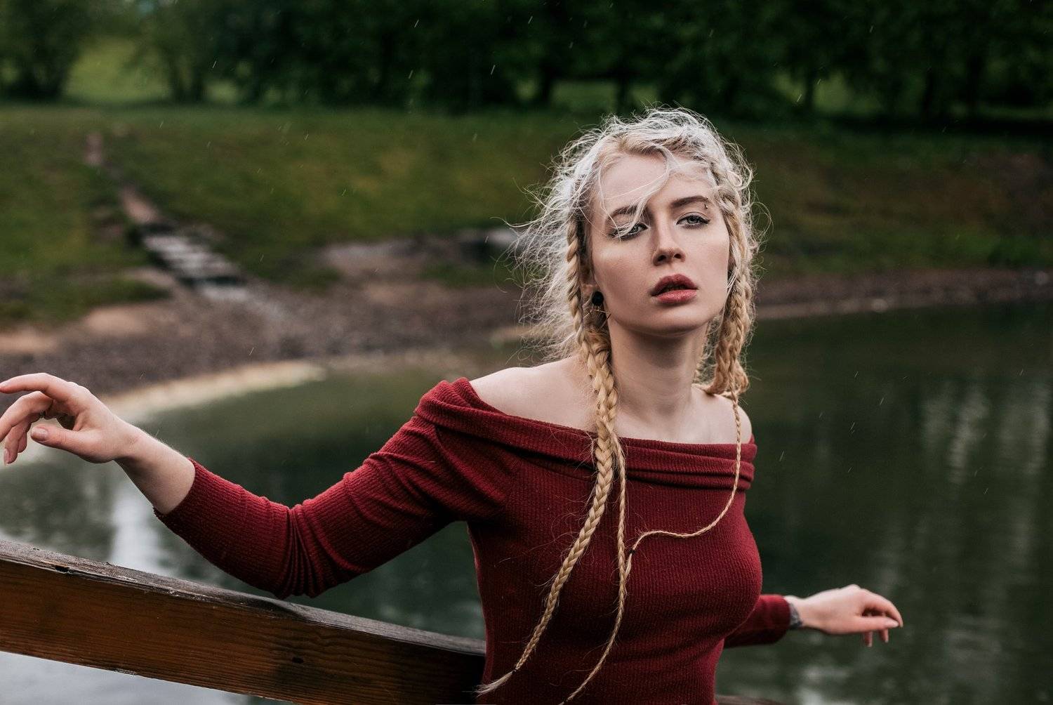 атмосфера. Автор: Светлана девушка,портрет,улица,волосы,ветер,атмосфера,street street photo portrait,дождь,природа,под дождем, Светлана