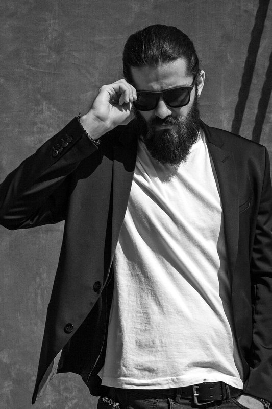 мужской портрет Модель в очкахphoto preview