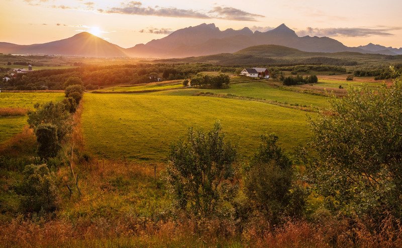 лофотены, норвегия, закат, солнце, поле, горы, домик Домик на Лофотенах. Норвегия.photo preview