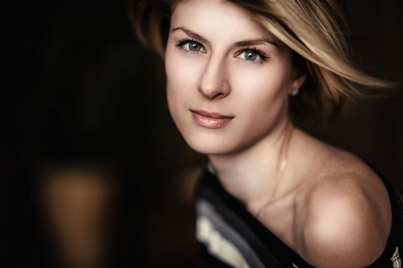 девушка, портрет, студия, естественный свет Юляphoto preview