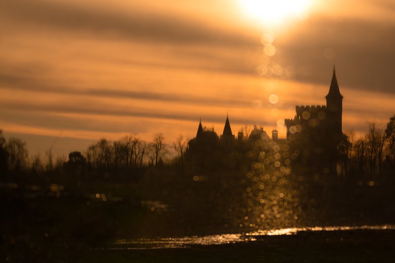 башни, замок, закат, оранжевый, солнечно, лужа, вода, отражение, блики, волшебство, сказка Замок из сказкиphoto preview