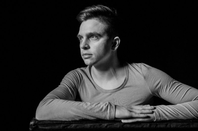 танец мужчина танцует тело движение поза настроение рождение творчество вдохновение photo preview