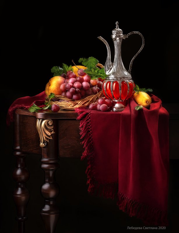 С кувшином и фруктамиphoto preview