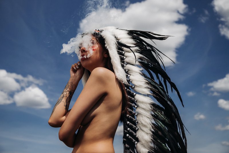 Девушка которая делает облакаphoto preview