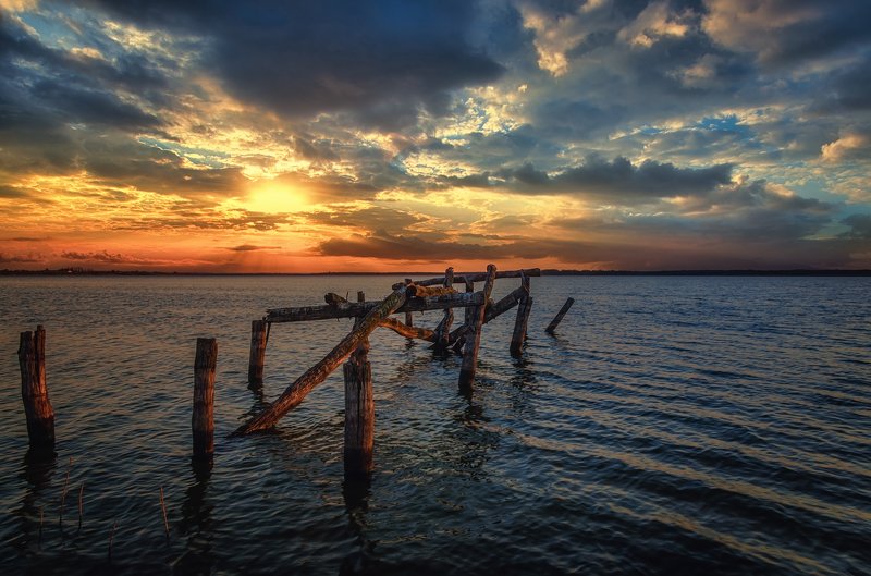 Нет людей На улице Море вода Закат солнца Сценики - Природа Природа Небо пляж Красота в природе спокойствие Облако - Небо Спокойная сцена Горизонт над водой солнце Пейзаж - Декорации Лето Старый пирс.photo preview