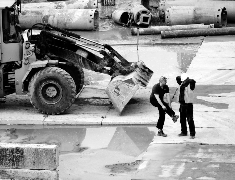 стройплощадка, пантомима, скептик, актер, строитель, бульдозер, сапог, плиты Пантомима, или новые сапоги строителяphoto preview