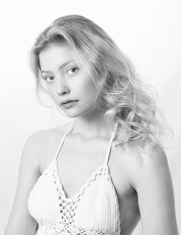 портрет , взгляд , цвет ,волосы , красивые губы ,нежность ,девочка ,блондинка photo preview