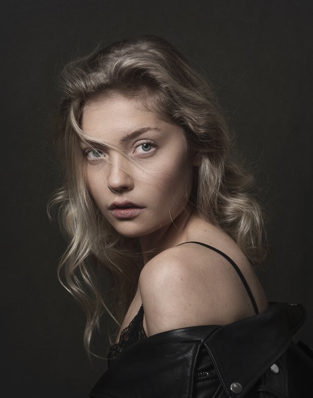 fine art , постановочная фотография ,жанровый портрет, губы , portrait photo preview