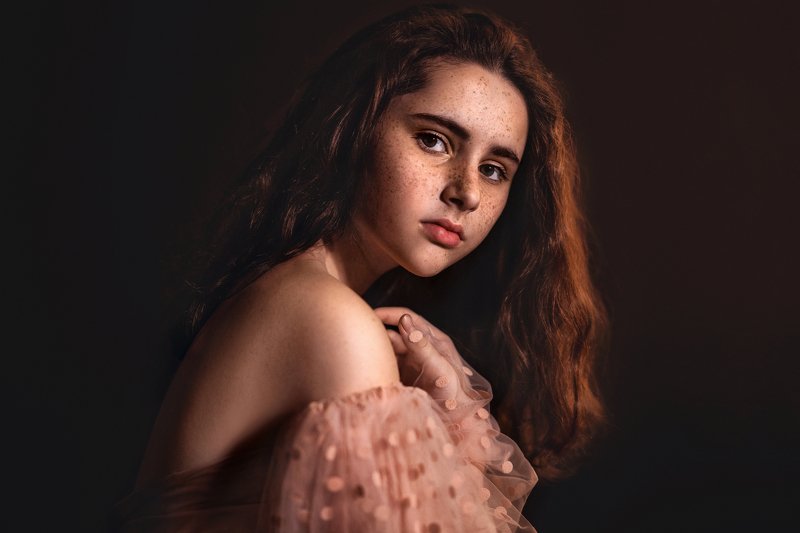 женский портрет, портрет, девушка, модель, веснушки, взгляд, чувственность, фотостудия, грусть Ольгаphoto preview