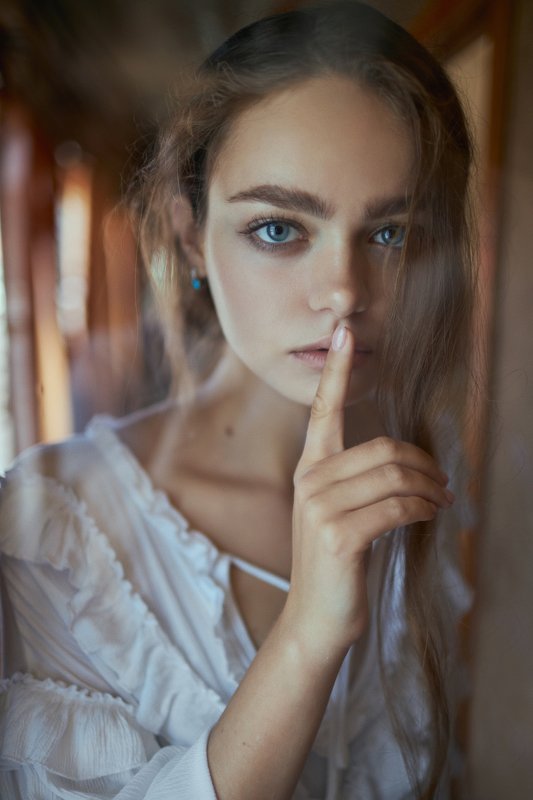 portrait, портрет, girl, brunette, portraiture, indoor, девушка, молодость,июль, ламповый, retouch, ретушь, цвет, cinematic, поезд, train, акварель, watercolour Annaphoto preview