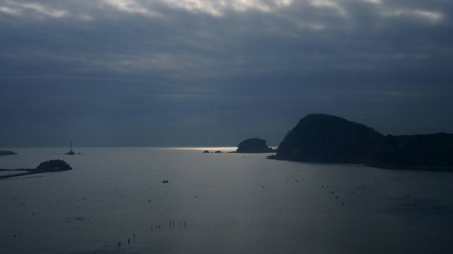 south korea, gyeongsangnamdo, busan, morning,winter,sea,seascape,light,horizontal,sihlouette,clouds, boat, Shin