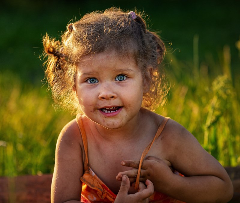 девочка и песокphoto preview