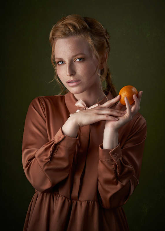 Девушка и мандаринphoto preview