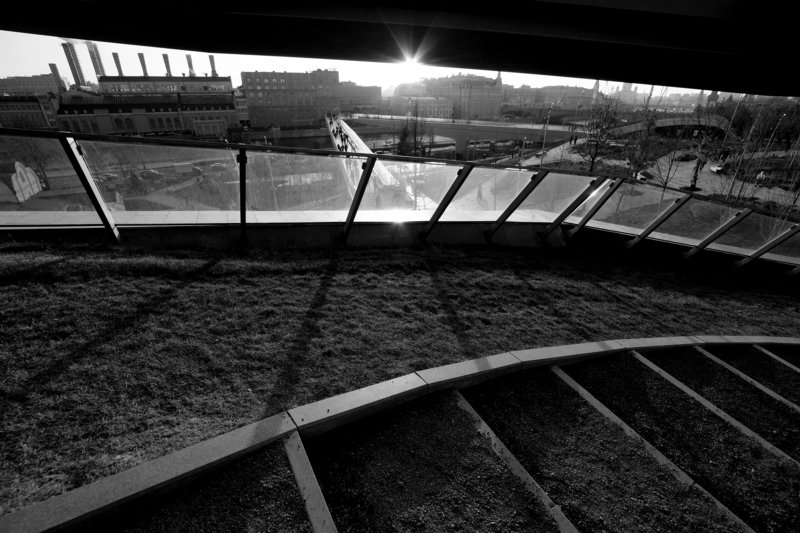 Зарядье, солнце, прозрачная ограда, парящий мост Линеечкаphoto preview