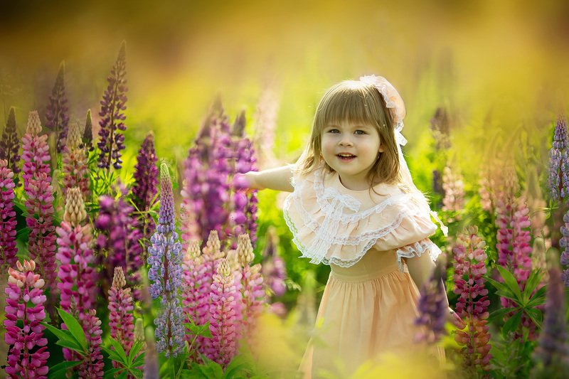 детский фотограф, семейный фотограф, обучение фотографии, обучение ретуши, сказочные фотографии, фото дети, дети, семьи, Валерия Мороз В люпинах photo preview