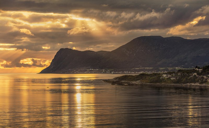 норвегия, олесунн, аlesund, море, острова, горы, скалы, закат, лодка, солнце, Лодочник плывёт к берегуphoto preview