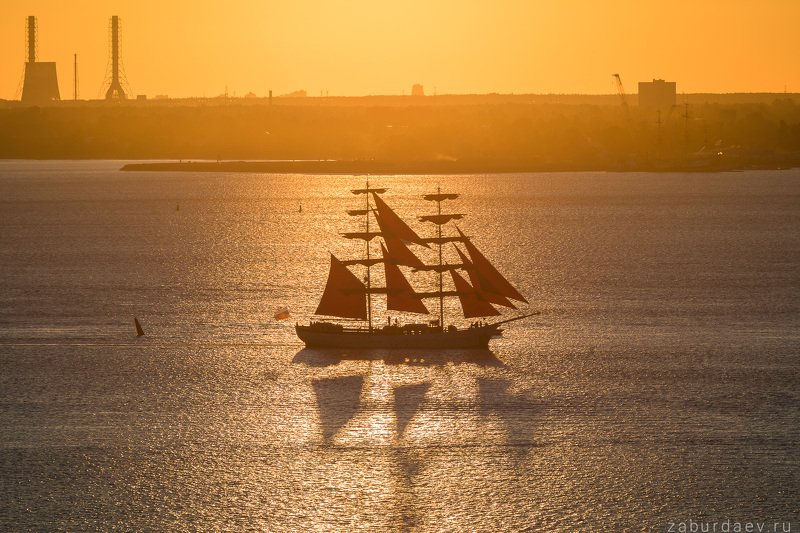 россия, петербург, финский залив, лето, закат, алые паруса Алые паруса и солнечная дорожкаphoto preview