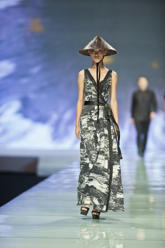 fashion, female portrait fashion show Aphoto preview