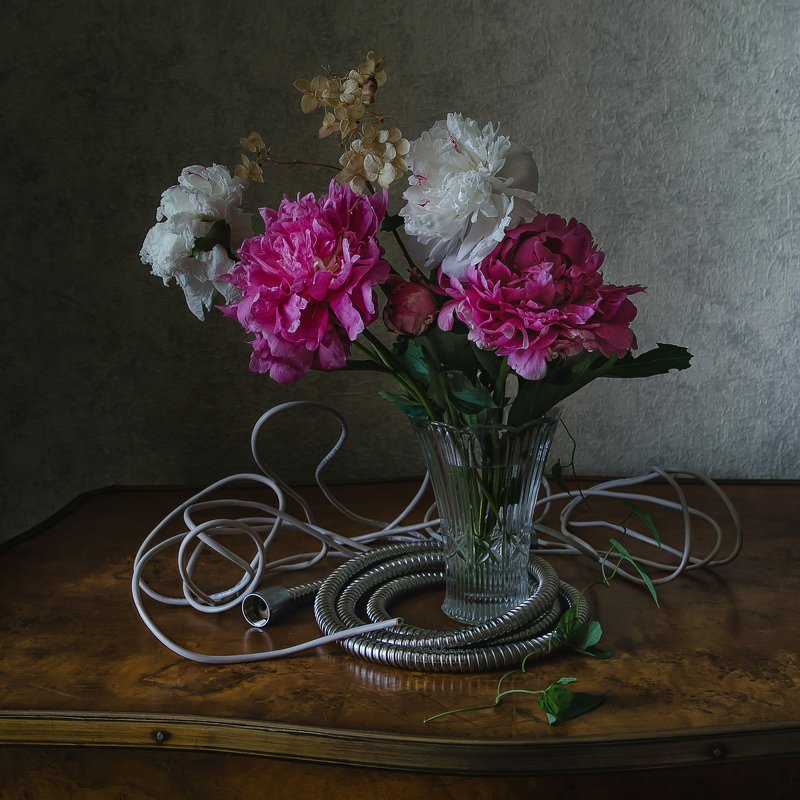 натюрморт, хрусталь, цветы, пионы Ловушка для пионовphoto preview