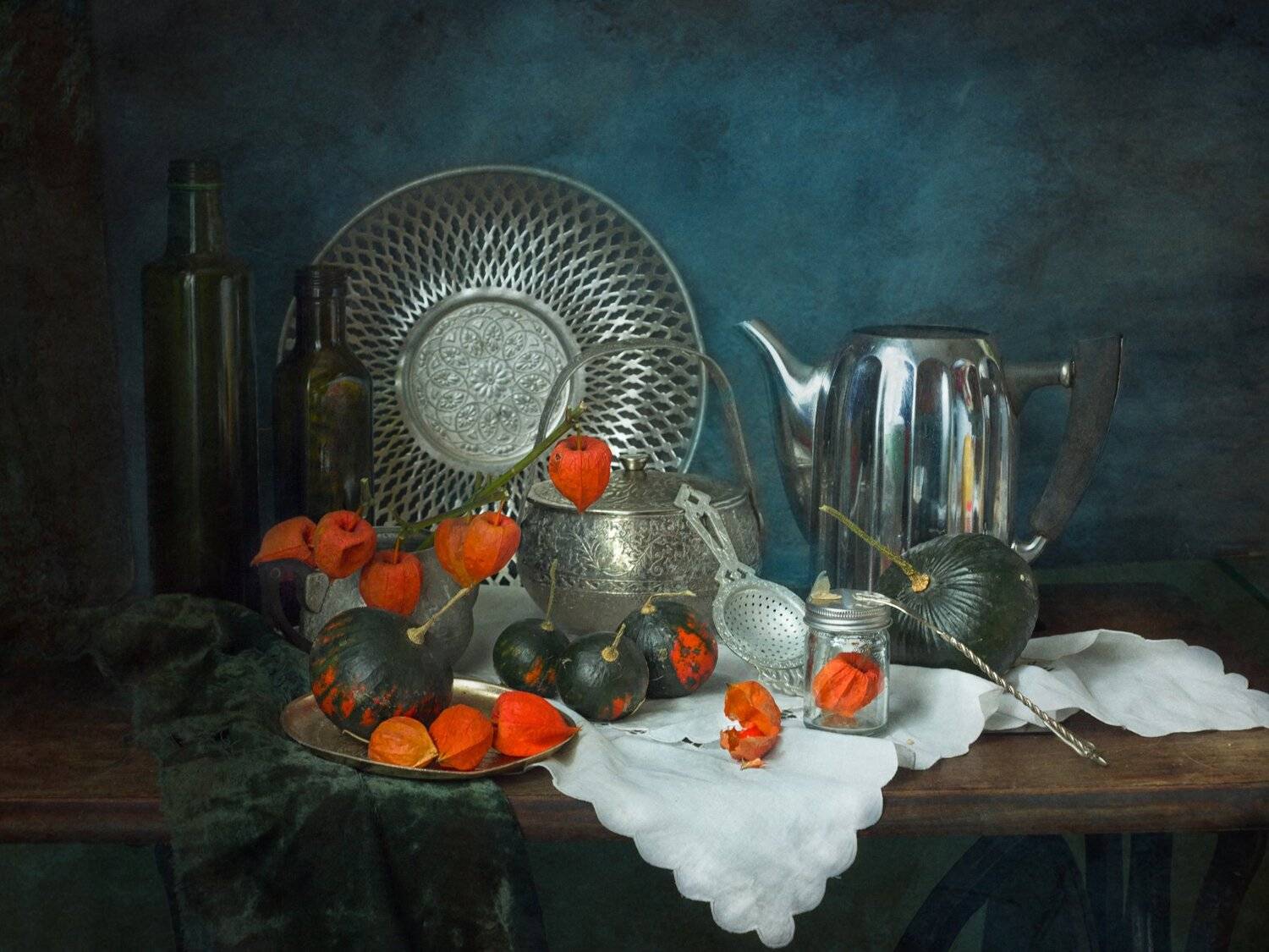 физалис, тыковки, бутыли, зелёное стекло, чайник, тарелка, декоративно, натюрморт, ситечко, бархат, Лионелла Зимина