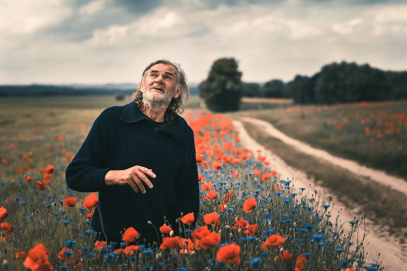 male portrait poppy road flower clouds sky film old men dranikowski path старик исчезающий poppy seed Mr. Adamphoto preview