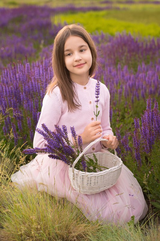 Девочка весна шалфей цветы Элинаphoto preview