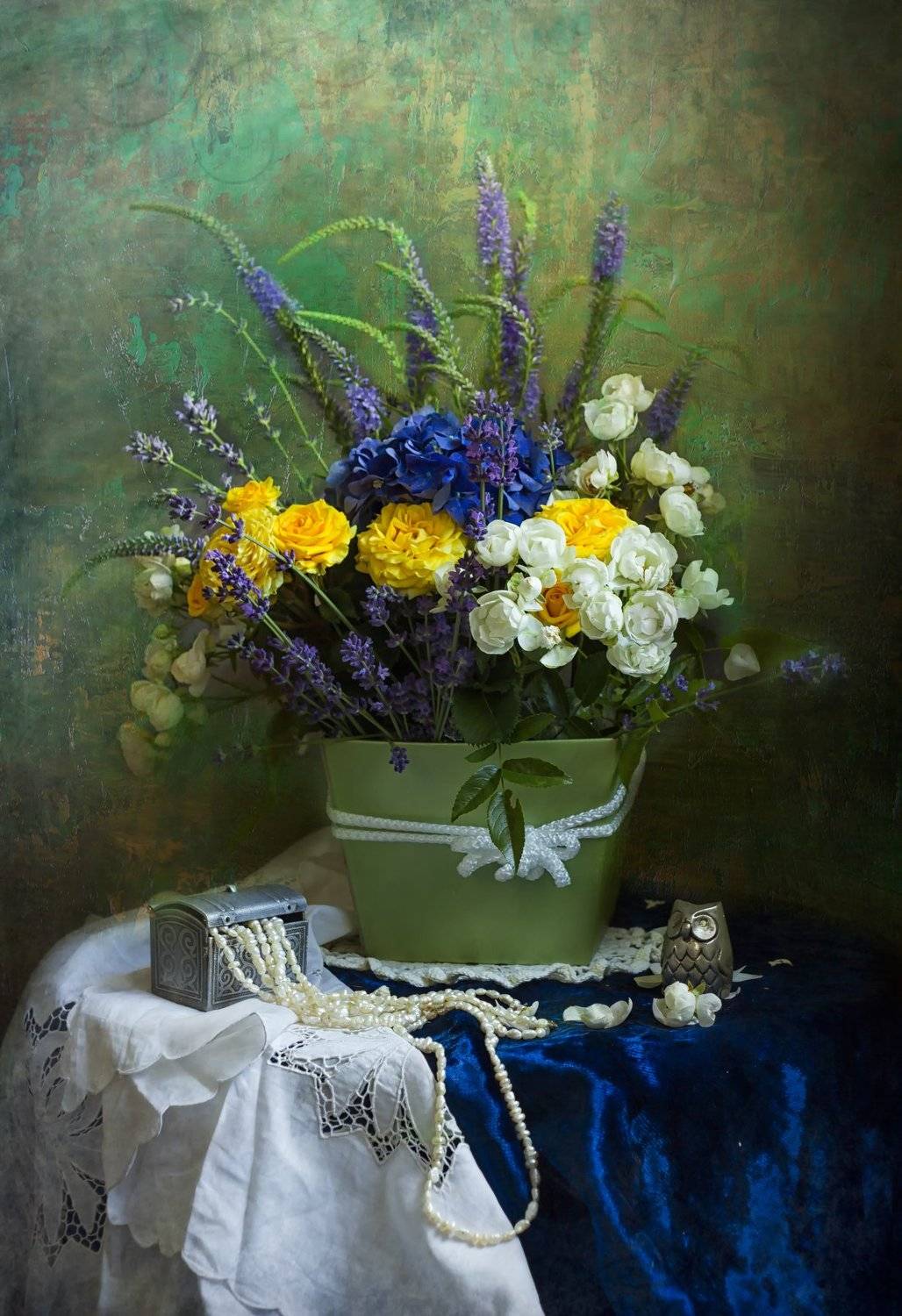 букет цветов, натюрморт, сундучок. вышитая салфетка, совёнок, фигурка, Лионелла Зимина