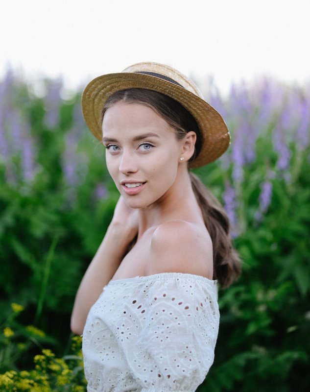 Настя в люпинахphoto preview