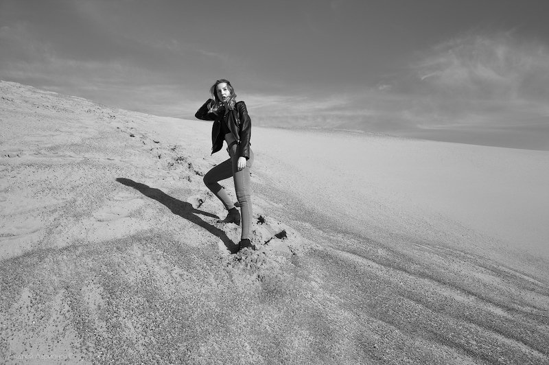 песок, девушка, следы Непроторенный путь фото превью