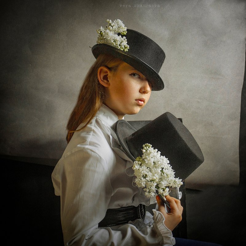 сирень черный цилиндр постановочное фото детское фото Белая сиреньphoto preview