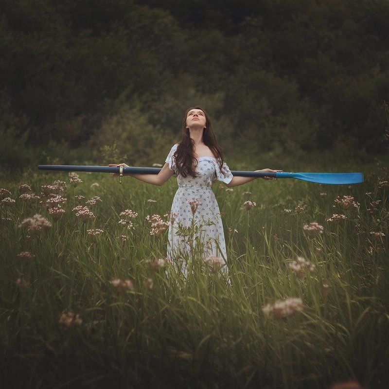 Девушка с весломphoto preview