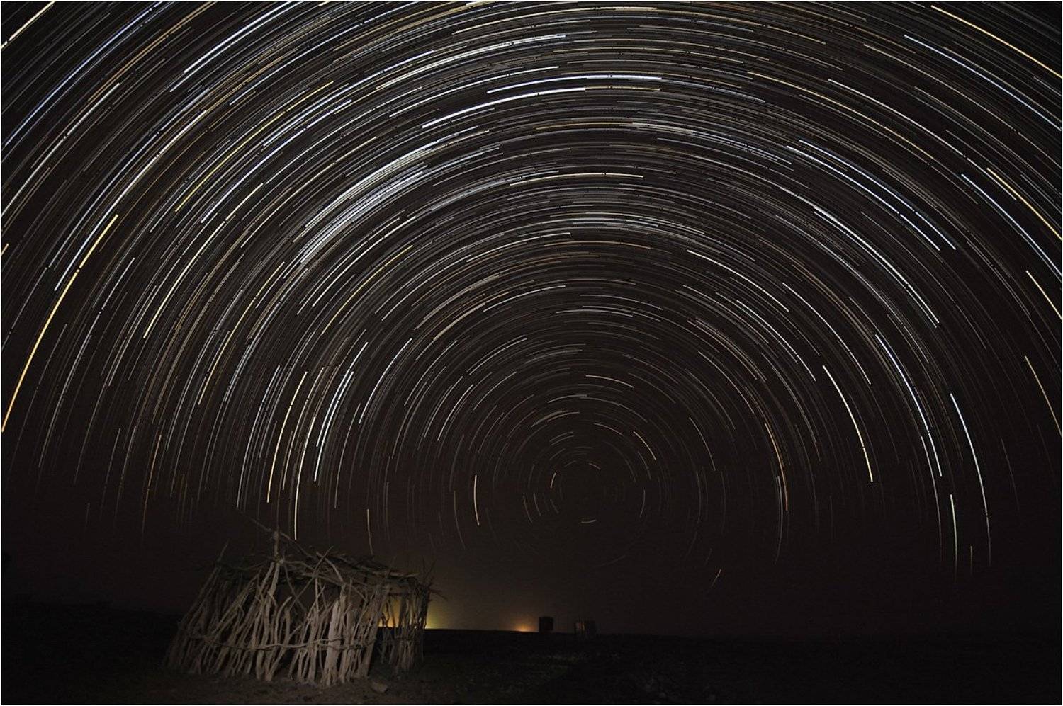 Ночной пейзаж с недостроенной хижиной и туалетом на ЗП. Автор: Виктор Чистов startrails, Виктор Чистов