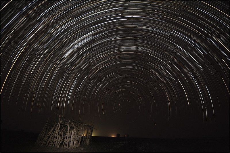 startrails Ночной пейзаж с недостроенной хижиной и туалетом на ЗП фото превью