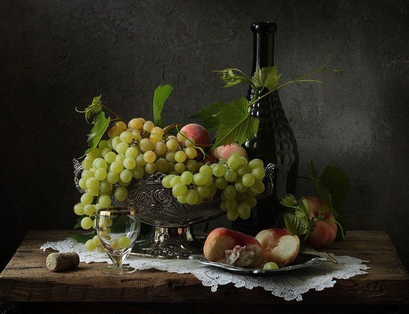 натюрморт, виноград, персик, салфетка, бутылка, рюмка ***photo preview