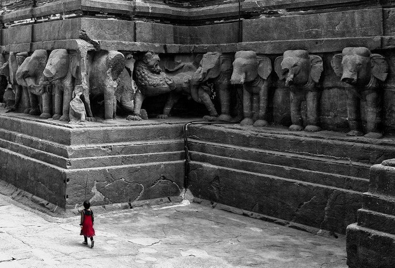 индия, эллора, девочка, красное, контрасты Прошлое и будущее Индии...photo preview