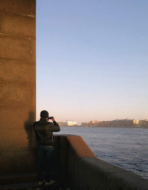 смотрящийphoto preview