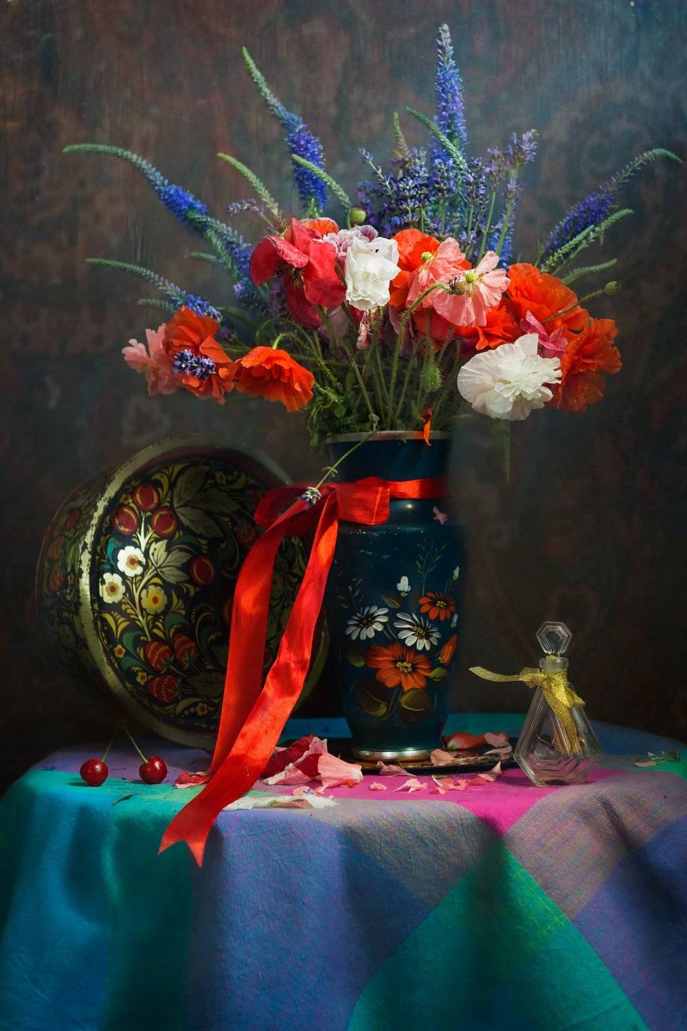 Маки.... Автор: Лионелла Зимина букет цветов, маки. роспись, флакон духов, ярко. лето, натюрморт. красная лента, Лионелла Зимина