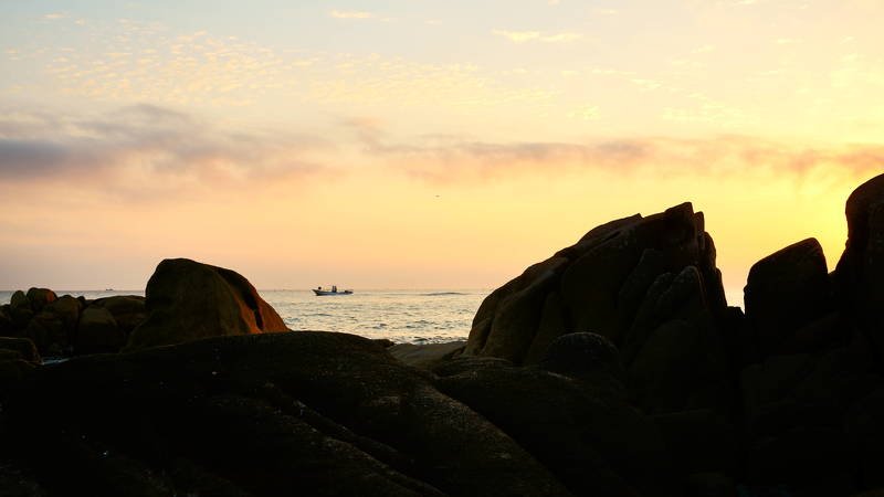 south korea, gangwondo, autumn, nature, morning, sunlight, sea, seascape, rock, backlight, fishing boat, cloud, horizontal Fishing boat in the morningphoto preview