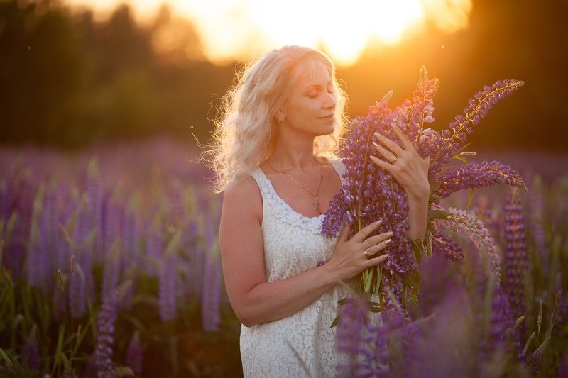 фотосессия девушки, девушка с люпинами, фотосессия в люпиновом поле, фотосессия в люпинах, люпины, закат Закатное счастьеphoto preview